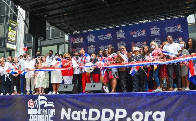 头号玩家唯一官网官方版知乎足球运动员与女明星互换衣服，搞笑合影大揭秘！